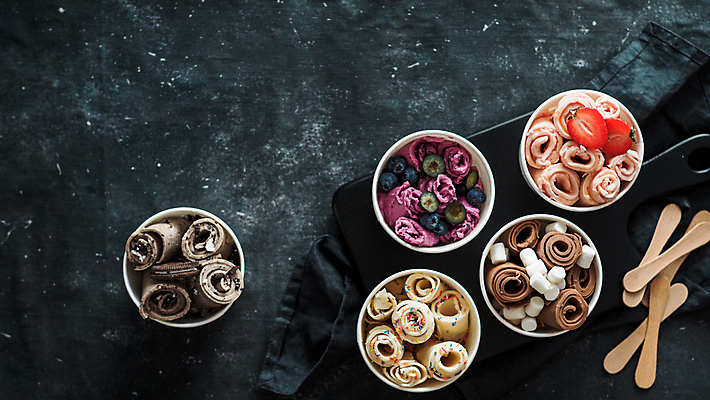 포토 JPG 해외이미지 열매 과일 딸기 아이스크림 디저트 사람없음 식당 초콜릿 냉동 얼음 검은색 튀김 플랫 달콤 굽기 롤 바닐라 카피스페이스 해외202105 해외포토 자연요소 식물 음식 컬러 상점 공백 맛 구이 파일형식