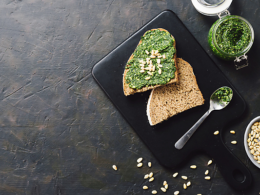포토 JPG 해외이미지 검은배경 유리병 도마 도마_주방용품 실내 사람없음 하이앵글 숟가락 바게트 잣 호밀빵 카피스페이스 페스토 해외202105 해외포토 빵 뷰포인트 백그라운드 주방용품 병_용기 수저 내부 검은색 공백 견과류 소스_음식 파일형식