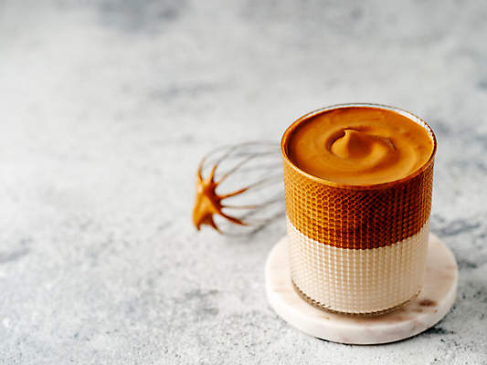 포토 JPG 해외이미지 잔 실내 사람없음 달콤 받침대 흰배경 거품기 달고나라떼 해외202105 해외포토 식기 커피 백그라운드 주방용품 내부 흰색 맛 파일형식