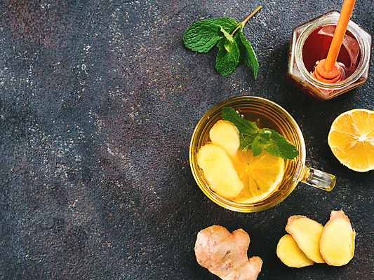 포토 JPG 해외이미지 회색배경 단면 유리병 잔 실내 사람없음 하이앵글 레몬 민트 꿀 생강 생강차 허니디퍼 카피스페이스 해외202105 해외포토 식기 뷰포인트 백그라운드 채소 과일 병_용기 내부 차_음료 공백 회색 도구 허브 파일형식