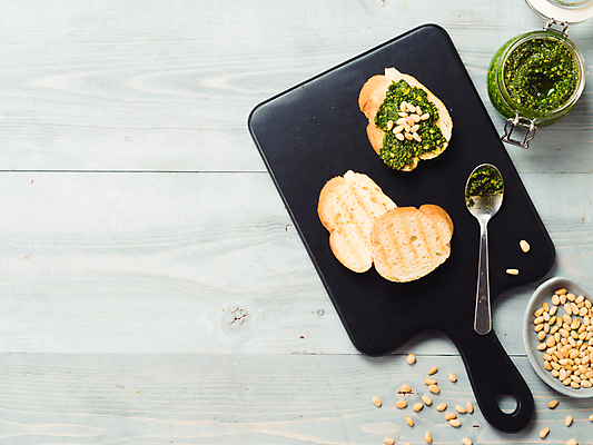 포토 JPG 해외이미지 유리병 도마 도마_주방용품 실내 사람없음 하이앵글 숟가락 바게트 잣 카피스페이스 페스토 나무배경 해외202105 해외포토 빵 뷰포인트 백그라운드 주방용품 병_용기 수저 내부 공백 견과류 소스_음식 파일형식