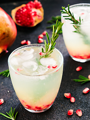 포토 JPG 해외이미지 회색배경 잔 실내 사람없음 아웃포커스 석류 로즈메리 석류알 상그리아 해외202105 해외포토 식기 백그라운드 과일 주류 촬영기법 내부 회색 허브 파일형식