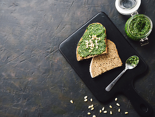 포토 JPG 해외이미지 빵 채소 건강 요리 사람없음 숟가락 검은색 식사 이탈리아 견과류 양념 아침식사 애피타이저 허브 슬라이스 바질 브루스케타 호밀 페스토 해외202105 해외포토 식물 유럽 음식 컬러 곡류 수저 소스_음식 파일형식