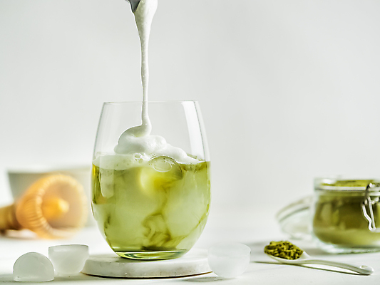 포토 JPG 해외이미지 유리병 잔 실내 사람없음 아웃포커스 얼음 붓기 티스푼 흰배경 녹차라떼 라떼 말차 휘핑크림 해외202105 말차라떼 해외포토 자연요소 식기 커피 백그라운드 모션 병_용기 촬영기법 내부 차_음료 숟가락 흰색 크림 휘핑 파일형식