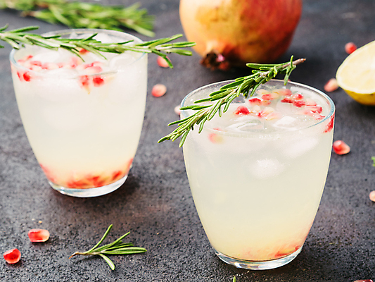 포토 JPG 해외이미지 회색배경 잔 실내 사람없음 아웃포커스 로즈메리 석류알 상그리아 해외202105 해외포토 식기 백그라운드 주류 촬영기법 내부 회색 허브 석류 파일형식