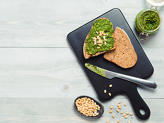 포토 JPG 해외이미지 유리병 도마 도마_주방용품 실내 사람없음 하이앵글 나이프 바게트 잣 호밀빵 카피스페이스 페스토 나무배경 해외202105 해외포토 식기 빵 뷰포인트 백그라운드 주방용품 병_용기 내부 공백 견과류 소스_음식 칼 파일형식