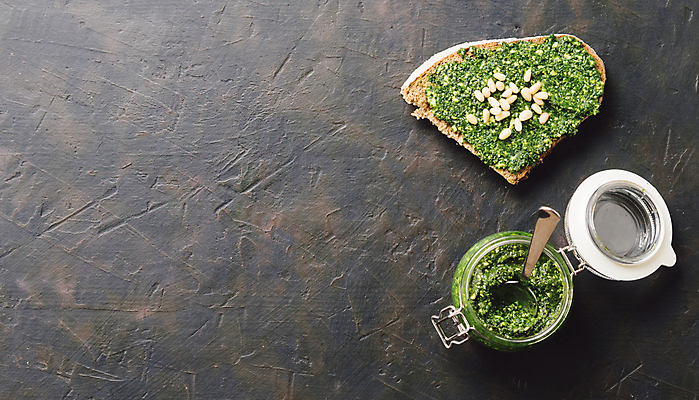 포토 JPG 해외이미지 검은배경 유리병 실내 사람없음 하이앵글 숟가락 바게트 잣 호밀빵 카피스페이스 페스토 해외202105 해외포토 빵 뷰포인트 백그라운드 병_용기 수저 내부 검은색 공백 견과류 소스_음식 파일형식