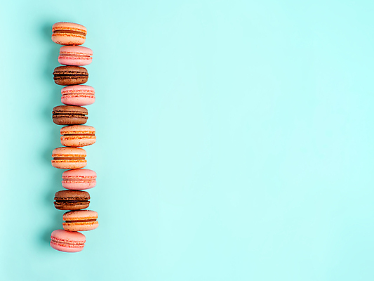 포토 JPG 해외이미지 실내 사람없음 하이앵글 여러개 달콤 파란배경 일렬 마카롱 카피스페이스 해외202105 해외포토 뷰포인트 다수 백그라운드 디저트 내부 파란색 공백 맛 파일형식