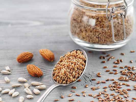 포토 JPG 해외이미지 유리병 실내 사람없음 숟가락 아몬드 아마씨 해바라기씨 나무배경 해외202105 해외포토 백그라운드 병_용기 수저 씨앗 내부 견과류 파일형식