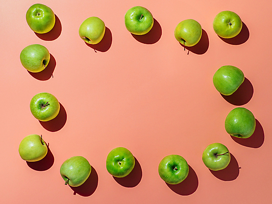 포토 JPG 해외이미지 프레임 실내 사람없음 여러개 사과 청사과 카피스페이스 코랄배경 해외202105 해외포토 다수 백그라운드 과일 내부 공백 파일형식 코랄