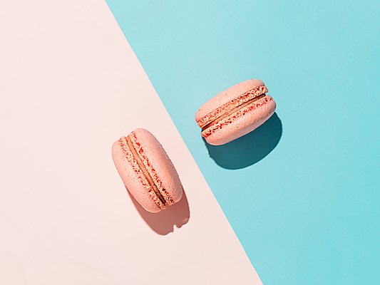 포토 JPG 해외이미지 실내 사람없음 하이앵글 두개 달콤 파란배경 마카롱 분홍색배경 해외202105 해외포토 뷰포인트 분홍색 백그라운드 2 디저트 내부 파란색 맛 파일형식