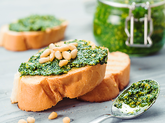 포토 JPG 해외이미지 유리병 실내 근접촬영 사람없음 아웃포커스 숟가락 바게트 잣 페스토 나무배경 해외202105 해외포토 빵 뷰포인트 백그라운드 병_용기 촬영기법 수저 내부 견과류 소스_음식 파일형식