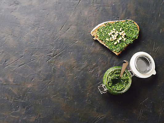 포토 JPG 해외이미지 검은배경 유리병 실내 사람없음 하이앵글 숟가락 바게트 잣 호밀빵 카피스페이스 페스토 해외202105 해외포토 빵 뷰포인트 백그라운드 병_용기 수저 내부 검은색 공백 견과류 소스_음식 파일형식