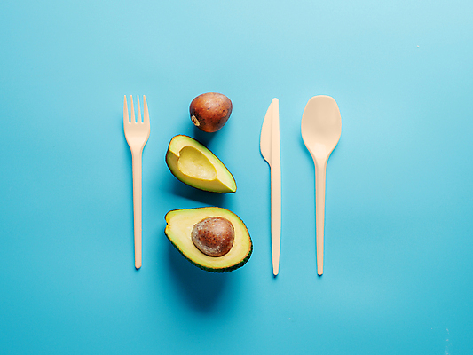 포토 JPG 해외이미지 포크 단면 실내 씨앗 사람없음 숟가락 나이프 일회용 파란배경 아보카도 바이오플라스틱 해외202105 해외포토 식물 식기 백그라운드 과일 수저 내부 파란색 칼 플라스틱 파일형식