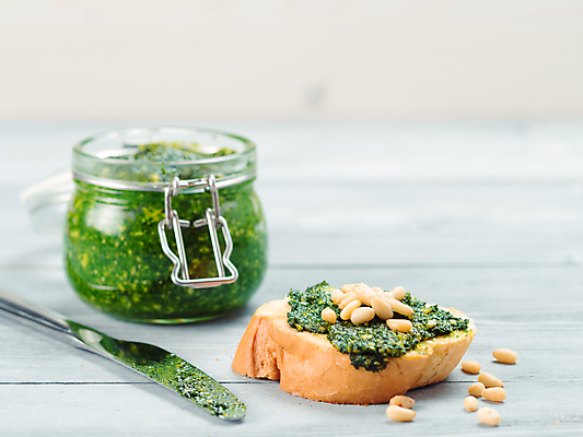 포토 JPG 해외이미지 유리병 실내 사람없음 나이프 바게트 잣 나무탁자 페스토 해외202105 해외포토 식기 빵 탁자 병_용기 내부 견과류 소스_음식 칼 파일형식