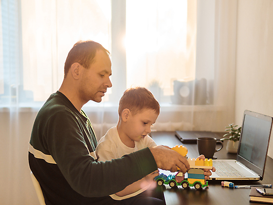 포토 JPG 해외이미지 놀이 함께함 소년 두명 건물 노트북 세트 도전 업무 아빠 기간 전염병 카피스페이스 해외202105 해외포토 건축물 남자 어린이 컨셉 가족 사람 전자제품 공백 작업 질병 파일형식