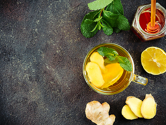 포토 JPG 해외이미지 회색배경 단면 유리병 잔 실내 사람없음 하이앵글 레몬 민트 꿀 생강 생강차 허니디퍼 해외202105 해외포토 식기 뷰포인트 백그라운드 채소 과일 병_용기 내부 차_음료 회색 도구 허브 파일형식