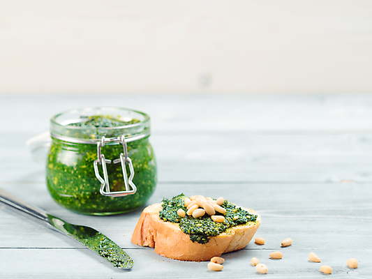 포토 JPG 해외이미지 유리병 실내 사람없음 나이프 바게트 잣 나무탁자 페스토 해외202105 해외포토 식기 빵 탁자 병_용기 내부 견과류 소스_음식 칼 파일형식