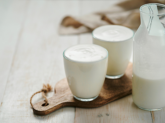 포토 JPG 해외이미지 유리병 잔 실내 사람없음 아웃포커스 천 요거트 나무도마 나무배경 해외202105 해외포토 식기 백그라운드 병_용기 유제품 도마 촬영기법 내부 목재 직물 파일형식