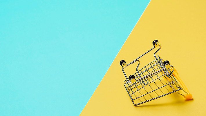 포토 JPG 해외이미지 실내 사람없음 쇼핑카 미니어처 파란배경 노란배경 카피스페이스 해외202105 해외포토 백그라운드 내부 파란색 쇼핑 노란색 모형 카트 공백 파일형식