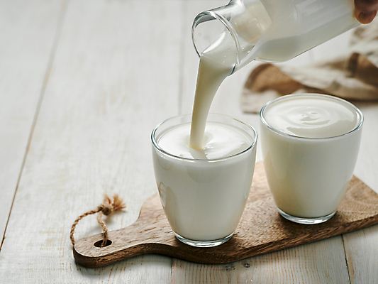 포토 JPG 해외이미지 손가락 유리병 잔 실내 아웃포커스 신체부위 붓기 천 요거트 나무도마 나무배경 해외202105 해외포토 식기 손 백그라운드 모션 병_용기 유제품 도마 촬영기법 사람 내부 목재 직물 파일형식