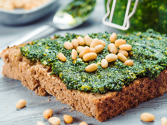 포토 JPG 해외이미지 실내 근접촬영 사람없음 아웃포커스 숟가락 바게트 잣 호밀빵 페스토 나무배경 해외202105 해외포토 빵 뷰포인트 백그라운드 촬영기법 수저 내부 견과류 소스_음식 파일형식