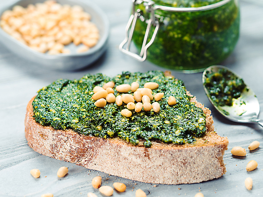 포토 JPG 해외이미지 유리병 실내 근접촬영 사람없음 숟가락 바게트 잣 페스토 나무배경 해외202105 해외포토 빵 뷰포인트 백그라운드 병_용기 수저 내부 견과류 소스_음식 파일형식