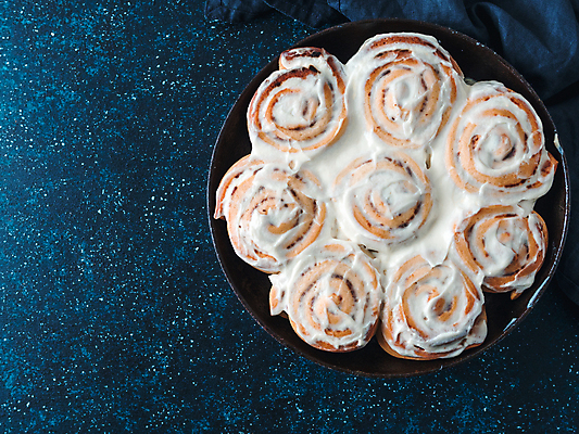 포토 JPG 해외이미지 디저트 사람없음 롤빵 시나몬 프로스팅 해외202105 시나몬롤 해외포토 음식 빵 제빵 파일형식