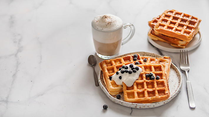 포토 JPG 해외이미지 음식 탁자 디저트 요리 사람없음 쌓기 과자 빵집 신선 달콤 설탕 밀 굽기 크림 블루베리 대리석 토핑 카푸치노 와플 카피스페이스 해외202105 해외포토 커피 가구 과일 재료 모션 곡류 상점 공백 맛 구이 파일형식