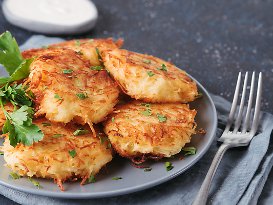 포토 JPG 해외이미지 접시 음식 채소 탁자 감자 파슬리 건강 요리 사람없음 식당 튀김 신선 굽기 크림 채식 팬케이크 카피스페이스 해외202105 해외포토 식기 가구 케이크 상점 공백 구이 파일형식