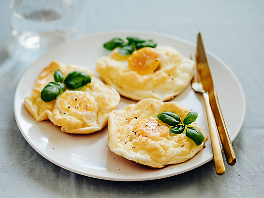 포토 JPG 해외이미지 접시 음식 사람없음 계란 오븐 굽기 노른자 스크램블 카피스페이스 해외202105 해외포토 식기 알 공백 가전제품 계란요리 구이 파일형식