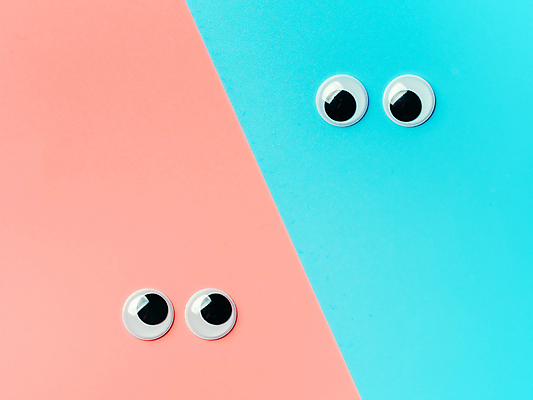 포토 JPG 해외이미지 응시 실내 사람없음 파란배경 눈모형 분홍색배경 해외202105 해외포토 시선 분홍색 백그라운드 내부 파란색 모형 파일형식