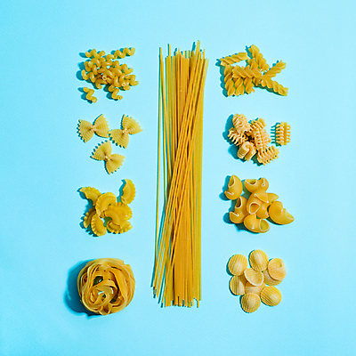 포토 JPG 해외이미지 무료이미지 음식 건조 파스타 스파게티 종류 요리 사람없음 농작물 면 레이아웃 파란배경 마카로니 펜네 카피스페이스 탈리아텔레 해외202105 해외포토 백그라운드 농업 서양음식 파란색 공백 파스타면 파일형식