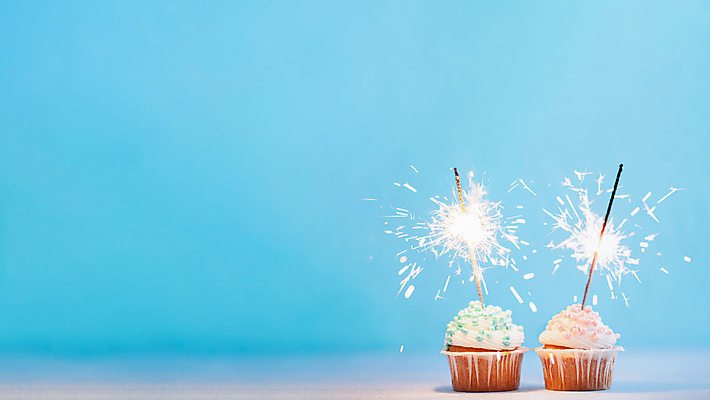 포토 JPG 해외이미지 음식 2 성공 디저트 폭죽 요리 이벤트 사람없음 장식 파티 케이크 축제 빵집 축하 우승 생일 달콤 컵케이크 굽기 크림 파란배경 연소 승자 카피스페이스 해외202105 해외포토 기념일 백그라운드 컨셉 파란색 상점 공백 최고 맛 구이 파일형식