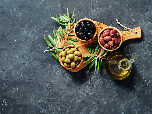 포토 JPG 해외이미지 음식 분홍색 잎 채소 회색배경 도마 종류 사람없음 검은색 회색 신선 사발 변화 올리브 절임 카피스페이스 해외202105 해외포토 식물 열매 컬러 백그라운드 컨셉 주방용품 공백 사기그릇 파일형식