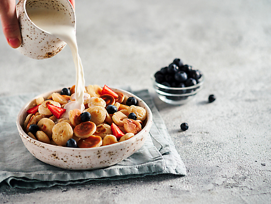 포토 JPG 해외이미지 음식 포즈 모션 회색배경 딸기 디저트 사람없음 우유 사발 붓기 떨어짐 시리얼 가득함 블루베리 팬케이크 카피스페이스 해외202105 해외포토 백그라운드 컨셉 과일 유제품 케이크 공백 회색 사기그릇 파일형식