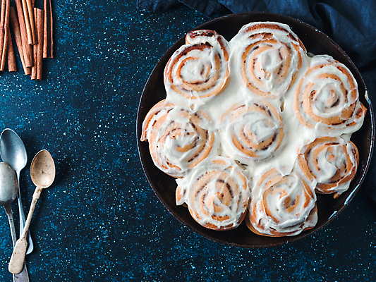 포토 JPG 해외이미지 디저트 사람없음 롤빵 시나몬 프로스팅 해외202105 시나몬롤 해외포토 음식 빵 제빵 파일형식