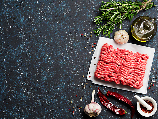 포토 JPG 해외이미지 음식 식재료 검은배경 실내 마늘 생고기 사람없음 하이앵글 소고기 신선 로즈메리 다진고기 마블링 플랫레이 종이호일 해외202105 해외포토 뷰포인트 백그라운드 채소 육류 내부 검은색 플랫 허브 파일형식