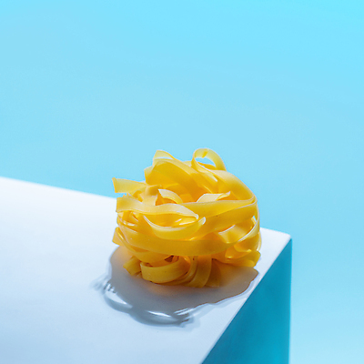 포토 JPG 해외이미지 음식 건조 파스타 스파게티 사람없음 농작물 노란색 신선 면 둥지 받침대 레이아웃 파란배경 채식 마카로니 지휘대 카피스페이스 탈리아텔레 해외202105 해외포토 컬러 백그라운드 농업 서양음식 파란색 공백 파스타면 파일형식