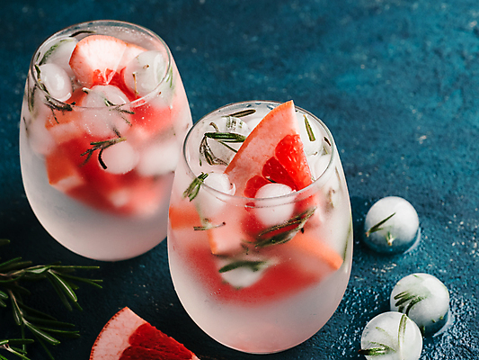 포토 JPG 해외이미지 잔 실내 사람없음 얼음 자몽 파란배경 로즈메리 과일조각 자몽에이드 자몽주스 해외202105 해외포토 자연요소 식기 조각 백그라운드 과일 내부 파란색 과일주스 허브 에이드 파일형식