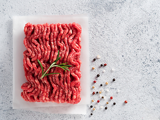 포토 JPG 해외이미지 음식 식재료 실내 생고기 사람없음 소고기 신선 흰배경 후추 로즈메리 다진고기 마블링 플랫레이 종이호일 해외202105 해외포토 백그라운드 육류 내부 흰색 플랫 허브 향신료 파일형식
