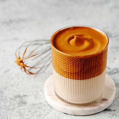 포토 JPG 해외이미지 잔 실내 근접촬영 사람없음 달콤 받침대 흰배경 거품기 달고나라떼 해외202105 해외포토 식기 커피 뷰포인트 백그라운드 주방용품 내부 흰색 맛 파일형식