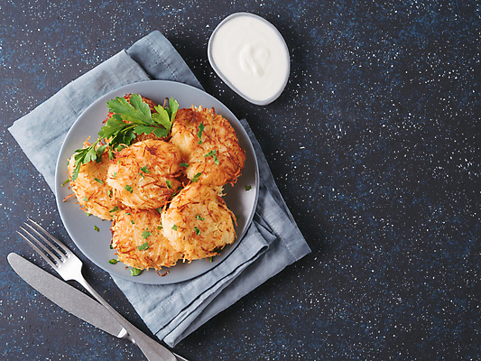 포토 JPG 해외이미지 접시 음식 채소 탁자 감자 파슬리 요리 사람없음 식당 튀김 플랫 굽기 크림 채식 팬케이크 카피스페이스 해외202105 해외포토 식기 가구 케이크 상점 공백 구이 파일형식