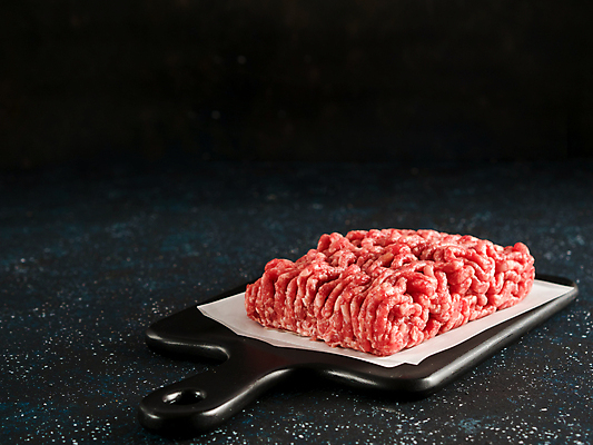 포토 JPG 해외이미지 음식 식재료 검은배경 실내 생고기 사람없음 소고기 신선 다진고기 마블링 종이호일 해외202105 해외포토 백그라운드 육류 내부 검은색 파일형식