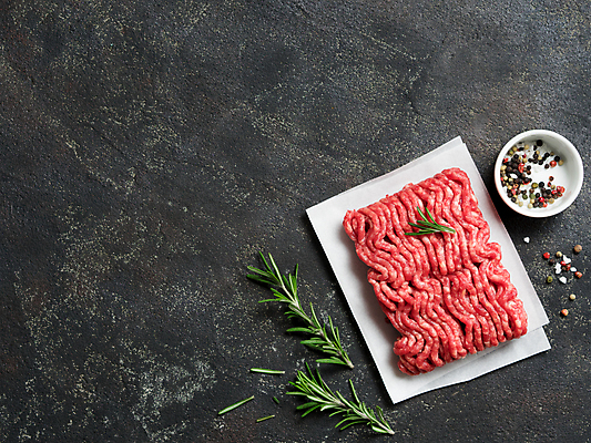 포토 JPG 해외이미지 음식 식재료 검은배경 실내 생고기 사람없음 하이앵글 소고기 신선 로즈메리 다진고기 마블링 종이호일 해외202105 해외포토 뷰포인트 백그라운드 육류 내부 검은색 허브 파일형식