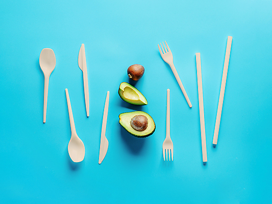 포토 JPG 해외이미지 포크 단면 실내 빨대 씨앗 사람없음 숟가락 나이프 일회용 플라스틱 파란배경 아보카도 해외202105 해외포토 식물 식기 백그라운드 과일 재질 수저 내부 파란색 칼 파일형식