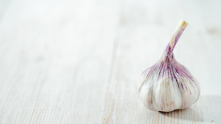 포토 JPG 해외이미지 음식 채소 전구 건강 마늘 요리 사람없음 약 보라색 신선 양념 향신료 매움 아로마 향 치료제 카피스페이스 나무배경 해외202105 해외포토 컬러 백그라운드 의학 공백 맛 향미료 파일형식