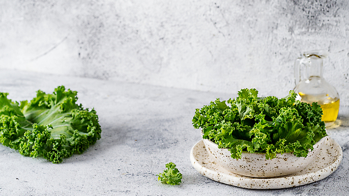 포토 JPG 해외이미지 그릇 회색배경 실내 사람없음 신선 올리브오일 담기 케일 해외202105 해외포토 식기 백그라운드 채소 모션 내부 회색 기름_음식 파일형식