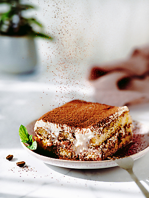 포토 JPG 해외이미지 무료이미지 커피 음식 조각 디저트 치즈 사람없음 햇빛 과자 케이크 초콜릿 빵집 신선 달콤 가루 굽기 민트 크림 코코아 크림치즈 휘핑크림 티라미수 해외202105 해외포토 음료 유제품 태양 상점 맛 구이 허브 휘핑 파일형식