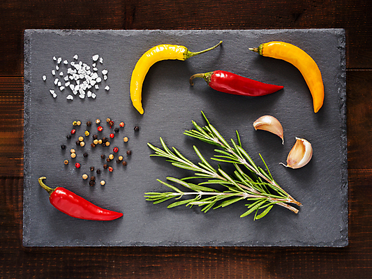 포토 JPG 해외이미지 음식 바다 잎 고추 건조 마늘 요리 사람없음 노란색 검은색 칠판 신선 조미료 허브 향신료 매움 아로마 소금 후추 성분 로즈메리 석판 방식 해외202105 해외포토 식물 컬러 채소 맛 향미료 파일형식